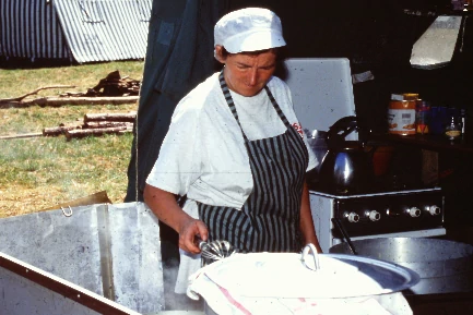 FCecile kookt op het KSJ kamp van 1994 in Weweler